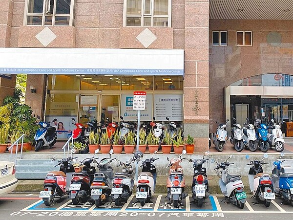 台中市府交通局推出共享車位計畫,市長盧秀燕19日表示,期盼公私協力,緩解停車需求。除了機關停車場、商辦大樓停車場等加入共享車位外,市場機車格也開放晚間提供民眾停汽車。圖/交通局提供