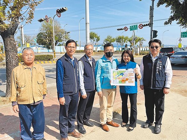 台中市烏日區環中路五段到七段過去爭取高架化，其中只有六段維持平面道路，不僅用路不便易壅塞，下橋車速過快也容易造成交通事故，立委顏寬恒（右三）、市議員吳瓊華（右二）19日會勘爭取六段高架化。圖／立委顏寬恒提供