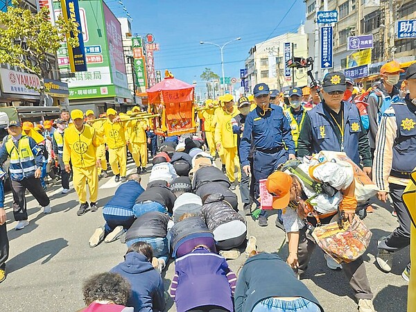 白沙屯媽祖鑾轎所到之處人山人海，跪地等待躦轎腳的信徒大排長龍。圖／民眾提供
