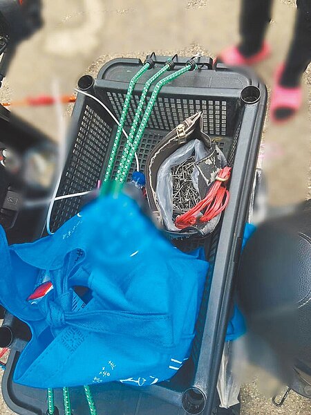 苗栗縣拱天宮白沙屯媽祖鑾轎19日進入台中市龍井區,42歲陳姓男子疑似騎機車沿途撒鐵釘,警方依妨害公眾往來安全罪嫌函送偵辦。圖/民眾提供