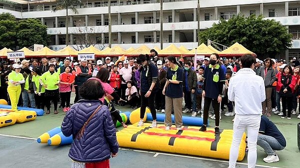 國際獅子會300A-2區規劃許多有趣的趣味競賽,永慶房屋贊助70頂帳篷熱情相挺運動會。