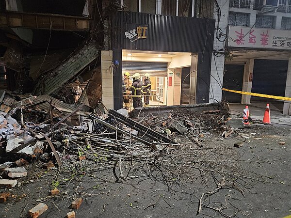 台北市大安區文昌街一棟二層樓民宅，19日深夜發生坍塌，管線、磚頭等物散落一地，場面十分危險，所幸該民宅是空屋，且坍塌時並未波及其他民眾，無人受傷送醫。圖／聯合報記者翁至成翻攝