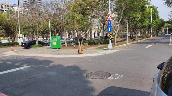 有民眾認為,舊衣回收箱擺在公園、人行道影響市容又阻礙交通。圖/竹北市民代表游雅婷提供