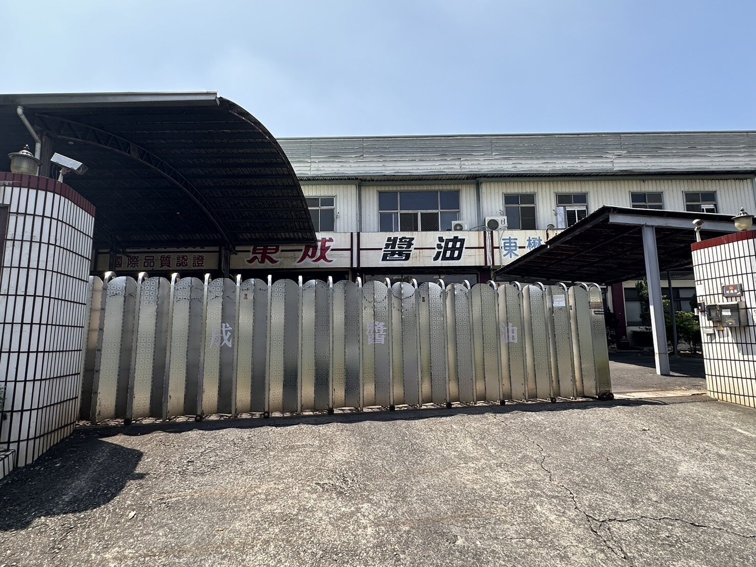 東成醬油爆非自釀風波,昨晚公司發聲明中表示,消費者可以至台北、台南、高雄直營門市及台南總公司據點讓消費者無償退換貨。記者李文德/攝影