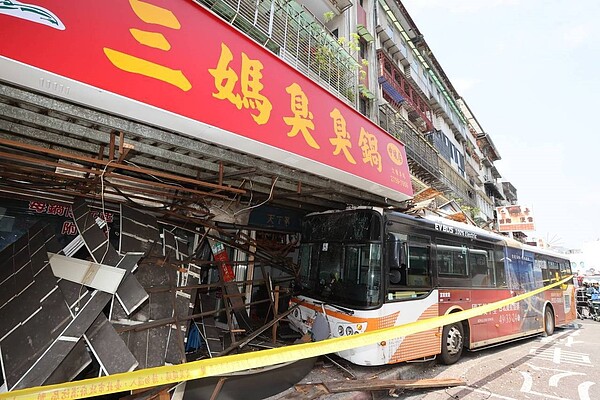 台北市20日中午發生公車撞民宅意外，一輛公車撞進中坡南路店家，造成2位民眾受傷送醫。圖／聯合報記者曾學仁攝影