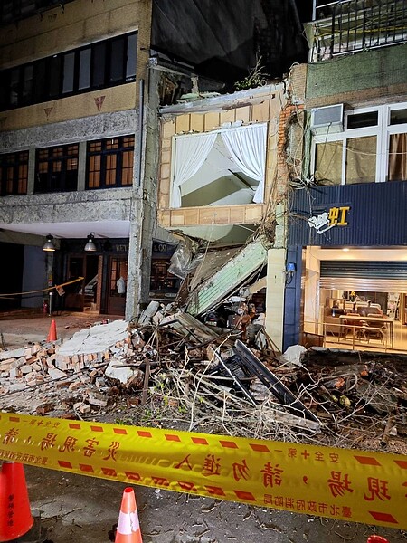 文昌街民宅騎樓樓板突然坍陷。圖/建築管理工程處提供