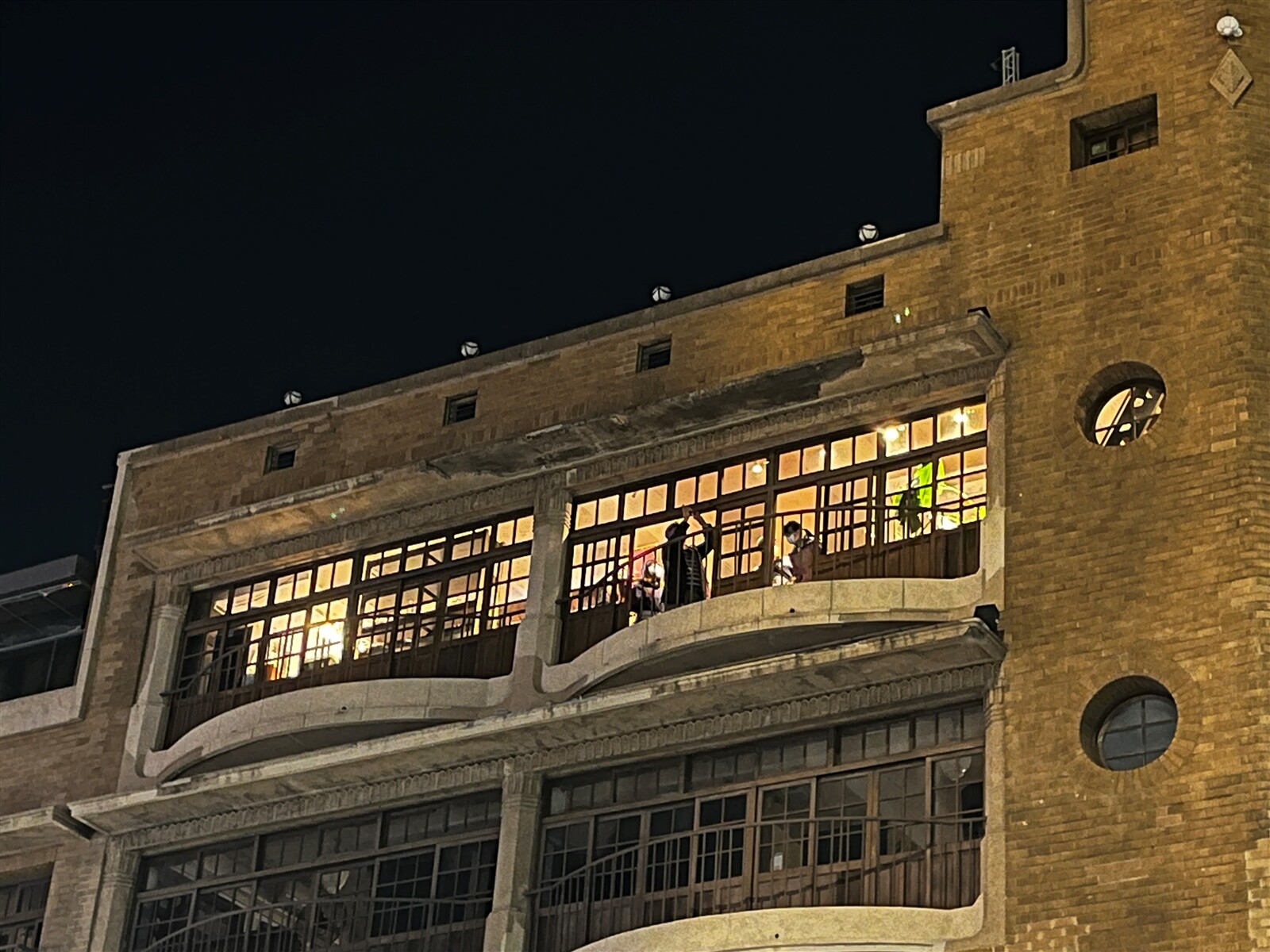 林百貨外牆磁磚18日晚間突剝落墜下。圖/台南市政府提供