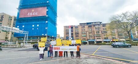 位在台北市信義區屋齡高達40年的興隆整建住宅,由於居住品質、公共安全堪憂,近年有建商整合住戶推動都更,不過當地住戶指控建商不僅未用最大容積獎勵規畫,地主的都更權值更是縮水,痛斥建商假都更真搶劫、蒙蔽欺瞞區權人。(黃敬文攝)