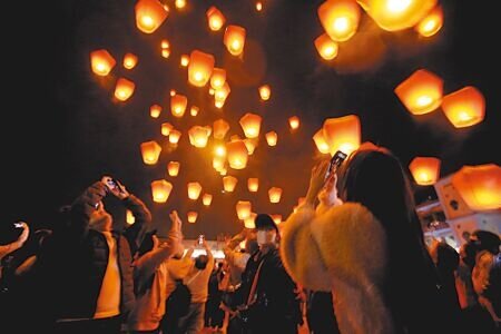 新北市政府20日於市政會議通過《新北市天燈永續發展自治條例》草案,後續將提送議會審查,未來若實施後,販售天燈若無標章,恐遭開罰1萬元。(本報資料照片)