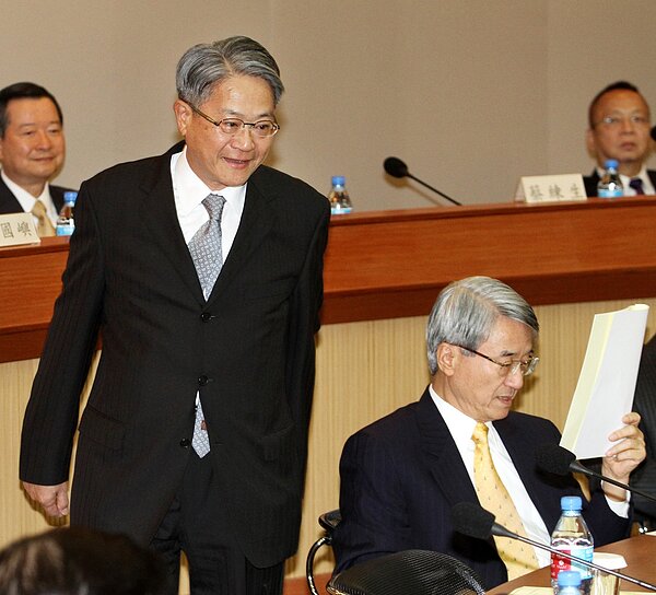 新光吳東亮(左)、吳東進(右)兩兄弟被金管會主委黃天牧找去面談。本報資料照片