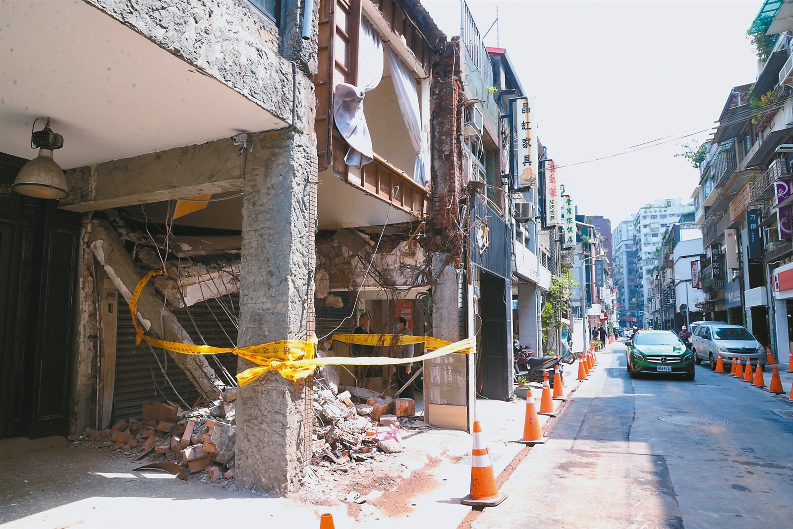 2樓坍落 北市文昌街一處建物因年久失修坍塌，2樓樓地板掉落到1樓，有居民表示在地老屋很多都更有存在必要性。記者林俊良／攝影 