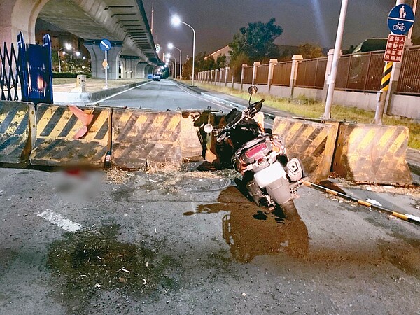 高雄機車騎士行駛高雄港商港區通道，不料通道以紐澤西護欄封閉，他自撞護欄送醫不治。記者林保光／攝影 