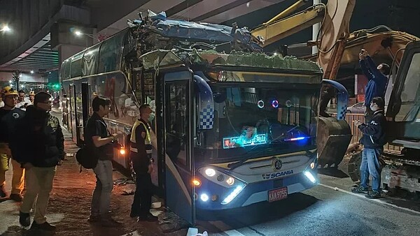 遊覽車頭遭涵洞削掉。記者林保光/攝影
