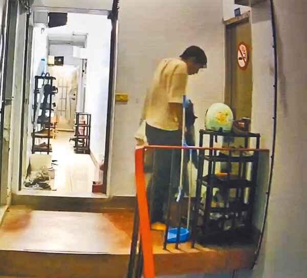 24歲李姓男大學生涉嫌虐殺貓隻，警方調閱監視器畫面，發現他用棉被包裹貓隻帶回房間。圖／新北市動保處提供