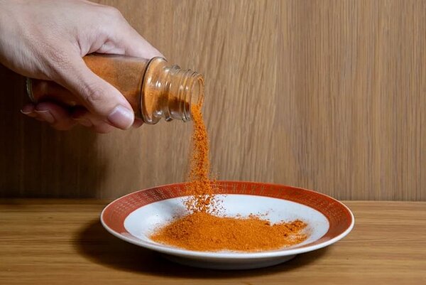 蘇丹紅事件延燒多日，許多人為避免吃到蘇丹紅，飲食上選擇不吃辣或減辣。開業消化內科醫師方冠傑表示，飲食減辣，竟發揮另類「保胃」效果，門診中因吃辣就醫的患者略有減少趨勢。圖／聯合報系資料照片