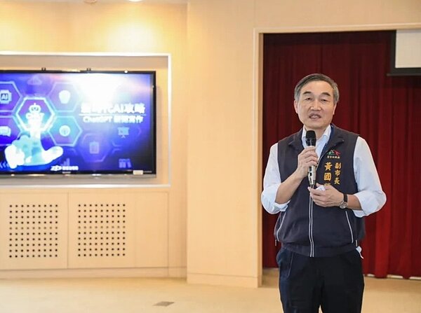 台中市副市長黃國榮今赴行政院會,轉述「女性縣市長聯盟」9位女性縣市首長聲明,憂心電價調漲帶動物價上漲,呼籲中央審慎評估。圖/中市府提供