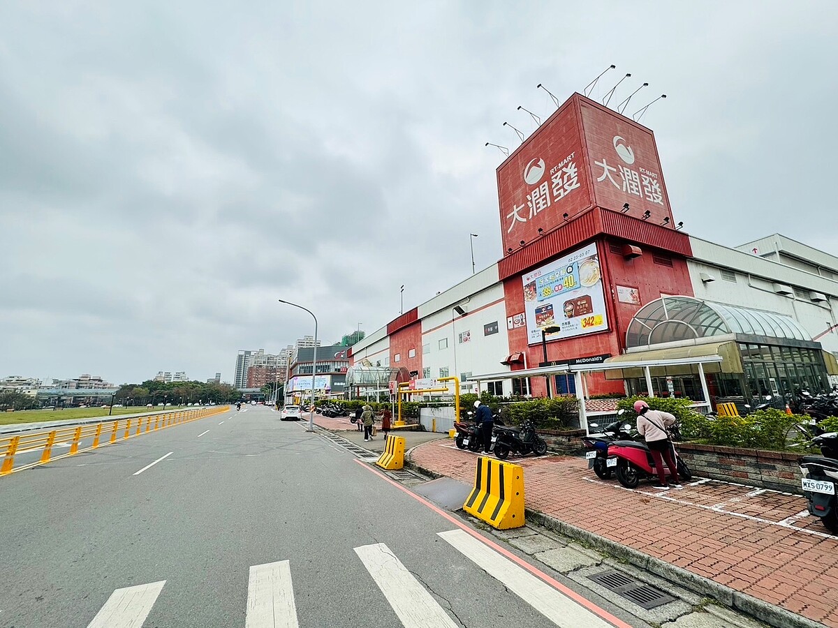 新竹第一間大潤發坐落於東區武陵路,發展時間早、生活機能成熟,2字頭房價親民吸引消費者置產。圖/永慶房產集團提供