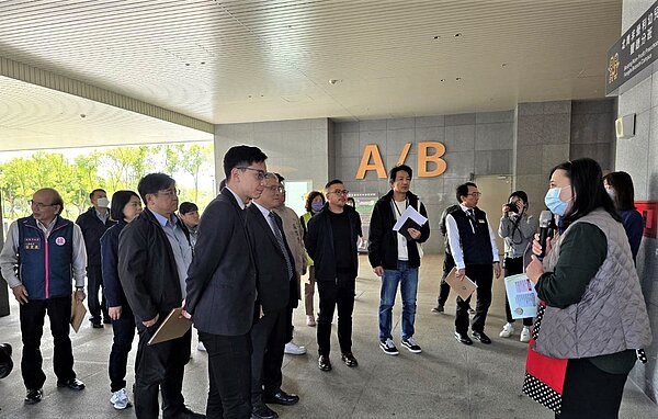 立法院內政委員會與內政部21日上午前往桃園市社宅考察興辦情形。圖/桃園市政府提供
