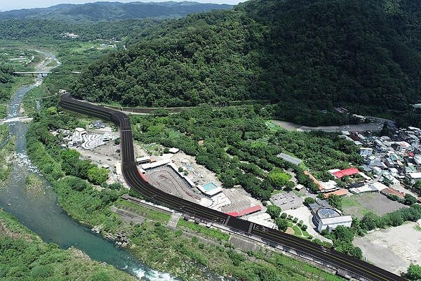 新竹縣政府規劃縣道120線永豐橋至內灣大橋（里程23K+640~24K+850）路段拓寬改善工程，並於21日正式動工。圖／新竹縣政府提供