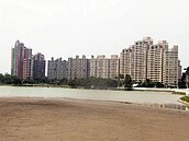 泥沙來不及清　澄清湖填出沙洲