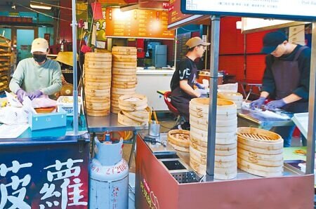 
經濟部預計本周拍板4月電價調整方案，民生用電約1340萬戶家庭受影響，圖為夜市店家燈火通明，電價如果調整，將會大受影響。（陳俊吉攝）
