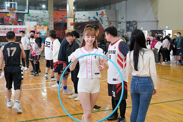 永慶房屋創造同仁與女孩們近距離互動的紛絲福利,手拉手進行暖場小遊戲。圖/永慶房產集團提供