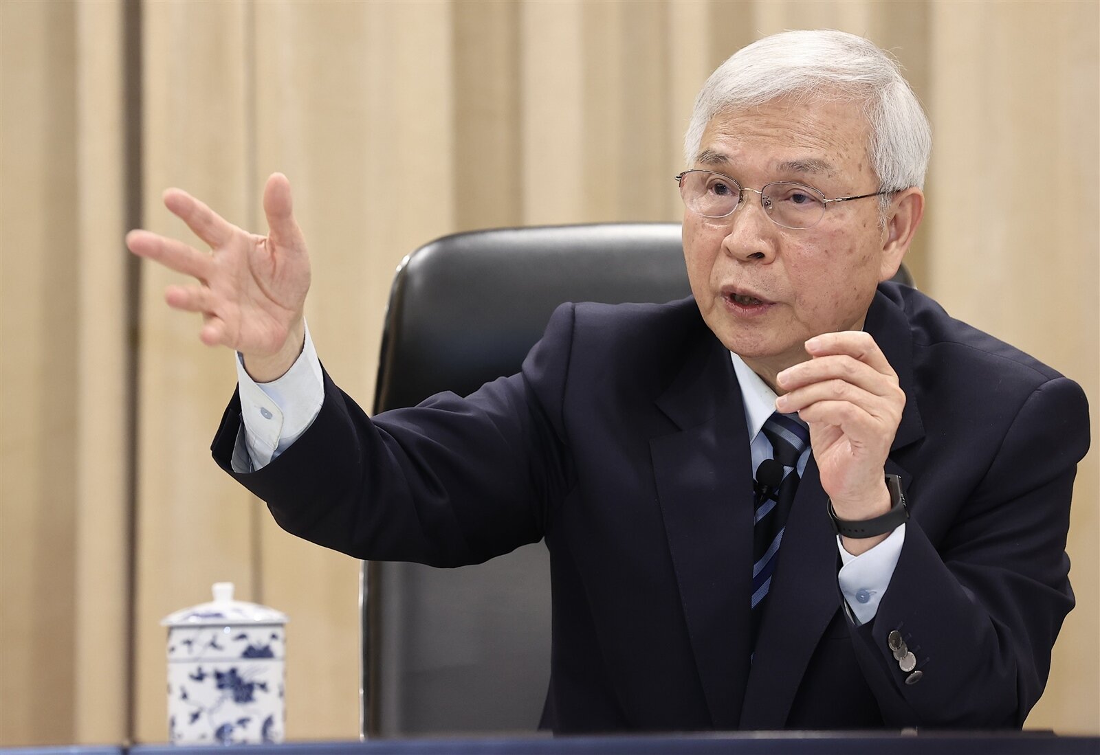 央行21日宣布升息半碼（0.125個百分點），但房市管制按兵不動，並未進一步緊縮信用管制，同時並未跟進財政部下修豪宅認定標準，讓建商鬆口氣。央行總裁楊金龍解釋，央行與財政部政策目的不同。央行總裁楊金龍（圖）。記者許正宏／攝影 