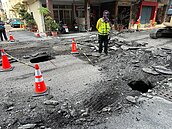 高市刨鋪工程冒天坑…回填隔天又下陷　民代批：擾民又浪費