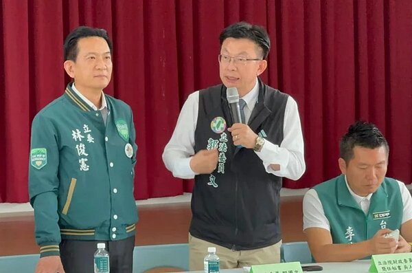 南善化六分寮傳出有業者想設置天然氣電廠，引發居民反彈，立委郭國文（圖中）昨天開說明會重申反對立場，立委林俊憲（圖左）也出席。圖／記者莊曜聰攝影
