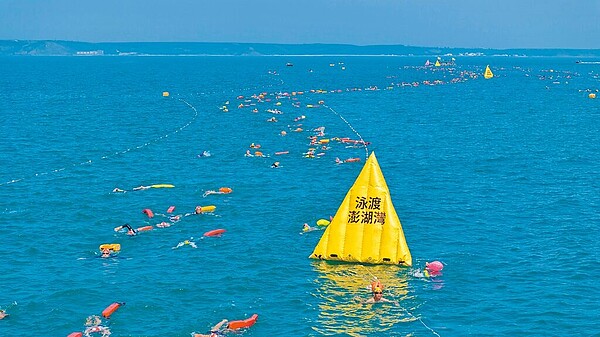 泳渡澎湖灣20日中午甫開放報名就秒殺,澎縣府又被罵翻。圖為2023年泳渡盛況。圖/中時資料照