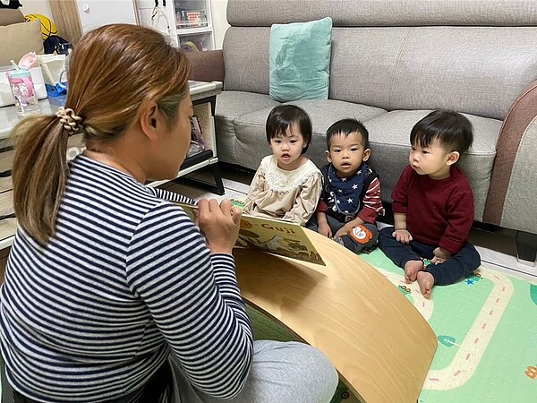 台中市托育人員發展協會認為，托育員辛苦照顧孩子，付出相當大愛心與耐心，但薪資、福利普遍偏低，盼市府能協助提升他們福利。圖／台中市托育人員發展協會提供