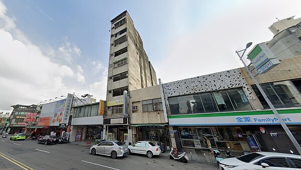 台中公園路上有名的「中指屋」近日有法拍物件，最終溢價拍出。圖／截自Google Map