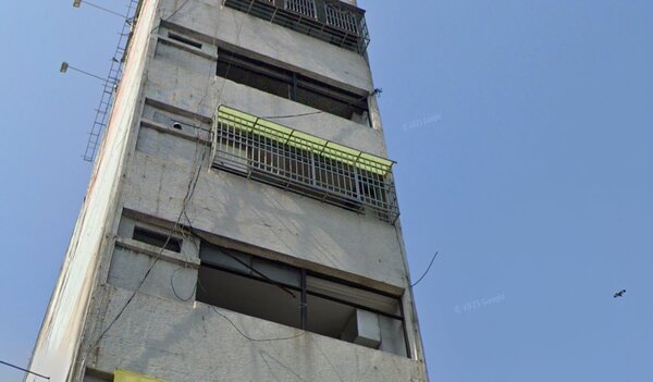 台中公園路的「中指屋」屬於9層電梯華廈，長達25年都沒人居住，早已斷水斷電。圖／截自Google Map
