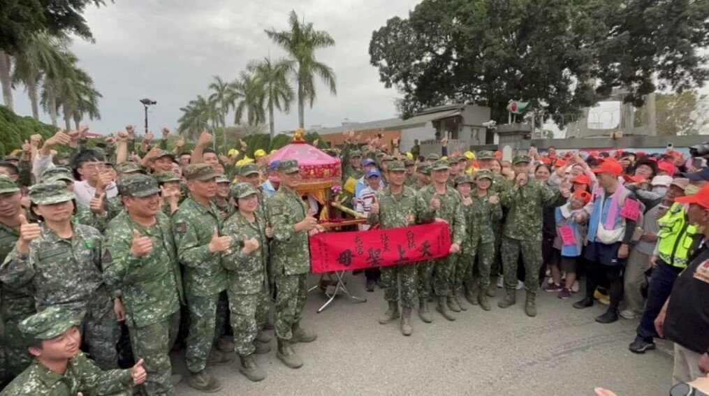 白沙屯下午路過斗六大埔營區門口停駕,庇佑國泰民安,官兵驚喜和神駕合影。圖/記者蔡維斌翻攝