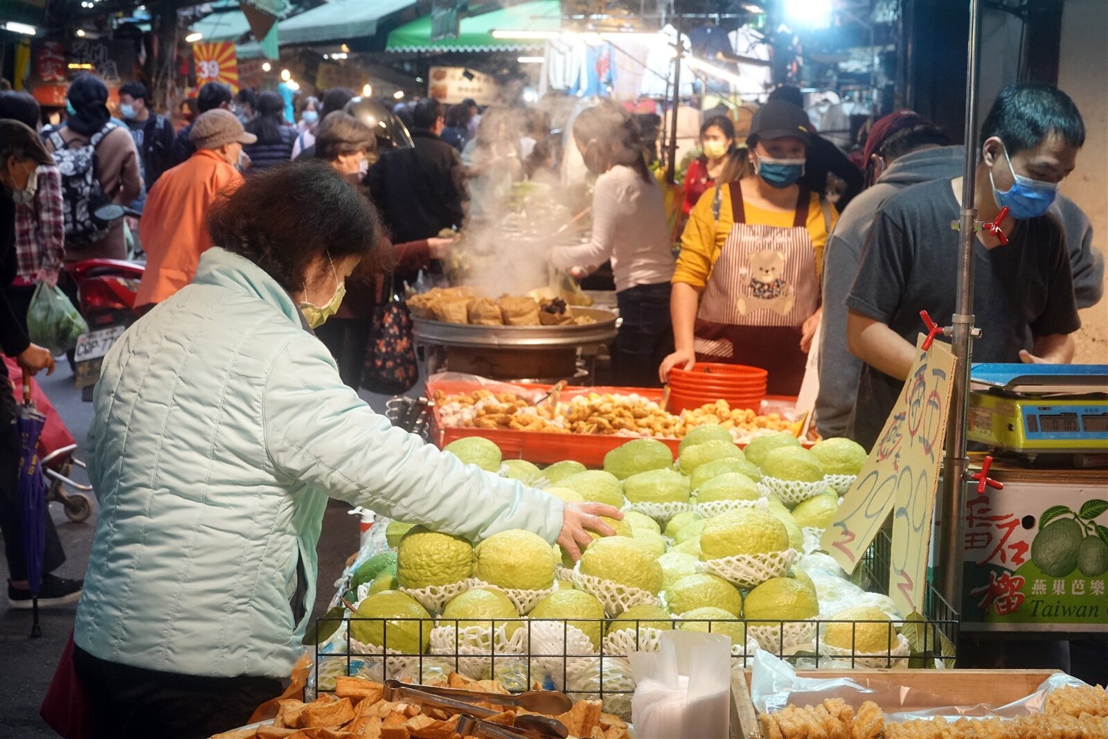 為平穩物價,行政院長陳建仁在院會上指示,大宗物資降稅措施將延長至6月。 圖/聯合報系資料照片