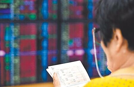 台股掀起申購高息ETF風潮,投資人選股邏輯從「擁抱新明牌」轉向「搶先猜明牌」。圖∕本報資料照片