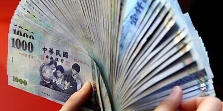 中央銀行意外宣布升息半碼,但新台幣卻反而與主要亞幣同貶,盤中外資及投信繼續匯出,央行乾脆順勢放手,新台幣終場收在31.958元、重貶1.26角,創逾四個月新低。圖∕本報資料照片