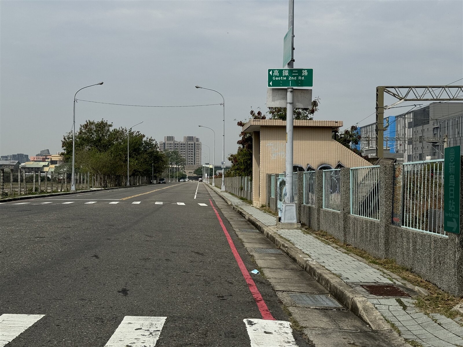 台中烏日高鐵重劃區的人行道被路燈基座等設施占據,不利行人、身障者通行。記者劉柏均/攝影