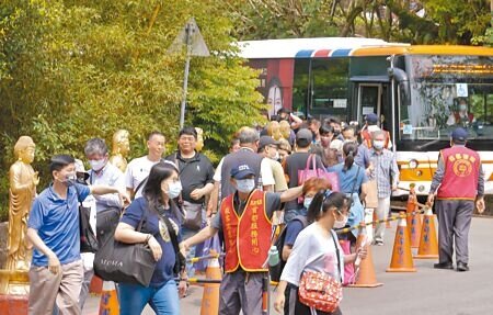 「清明節」是國人慎終追遠、掃墓祭祖的重要節日,各地前往靈骨塔的道路都湧入許多掃墓民眾。(本報資料照片)