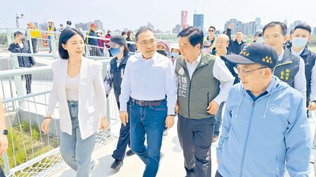 新莊瓊林陸橋22日正式啟用，新北市長侯友宜（前排左二）親自參加啟用儀式並實際步行體驗。（呂健豪攝）