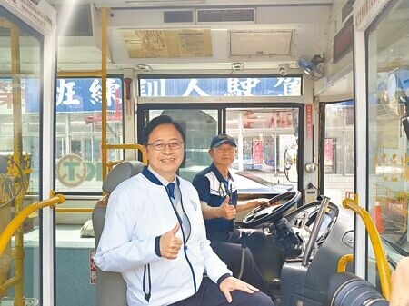 桃園市長張善政（左）22日出席「大客車駕駛受訓即就業」開訓典禮，期許學員們成為正式駕駛，紓解駕駛荒問題。（賴佑維攝）