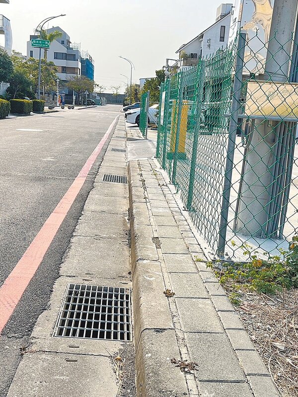 南市善化區蓮潭里道路狹窄,為讓消防車、救護車出入,全里被迫畫紅線禁臨停,停車位一格難求,部分道路人行道僅30公分寬。(民眾提供/寶智華台南傳真)