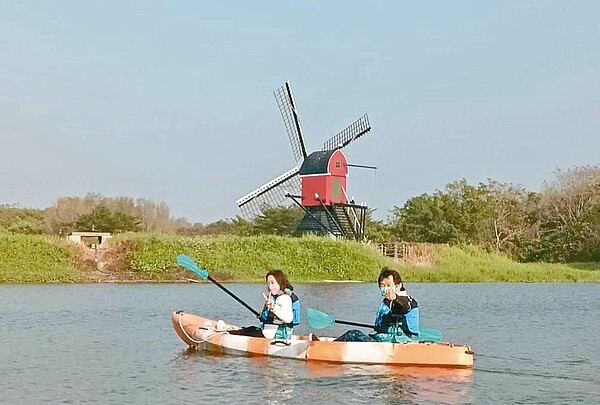 柳營區德元埤荷蘭村以風車節成功建立品牌形象,遊客大增。圖/業者提供