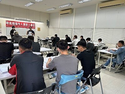 新北職訓首度攜手光啟高中、外籍工作者協會,開設堆高機移工專班。圖/勞工局提供