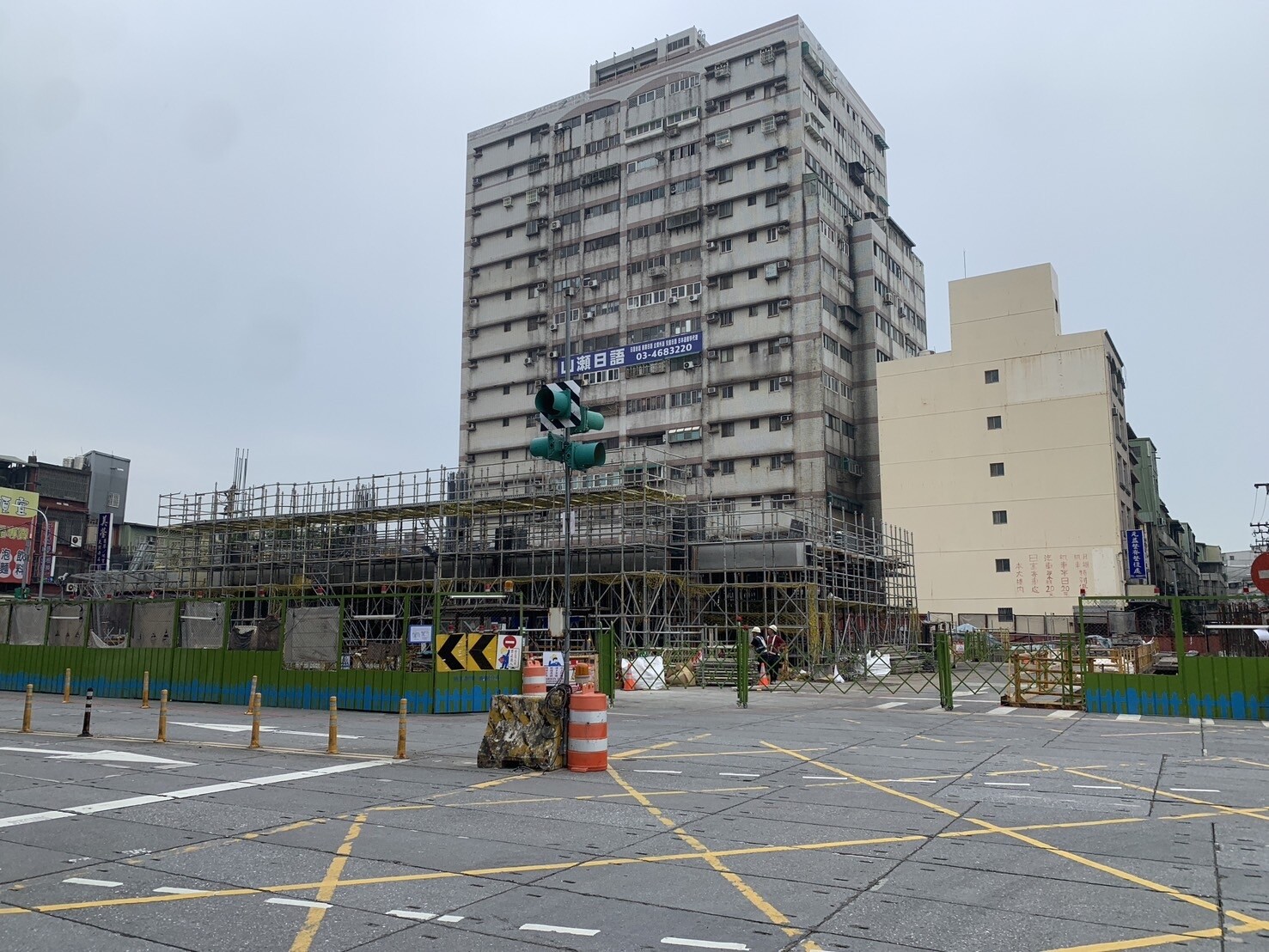 桃園中壢火車站後站停三停車場用地過去規畫興建多目標停車場大樓，目前地下結構已委託鐵道局興建，預計今年7月完工。記者翁唯真／攝影 