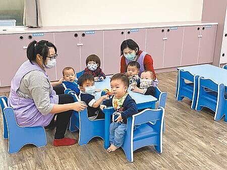 托嬰中心規定超過2歲不能入托,原收托者最多可讀到3歲,但2歲專班數量不足,公托成了2歲專班的「喘息替代處」。(蔡依珍攝)