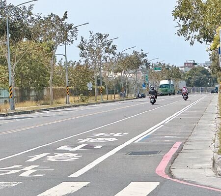 為解決停車問題,台南市政府近年持續增闢立體停車場,但停車熱區外圍畫設的停車格卻乏人問津。(曹婷婷攝)