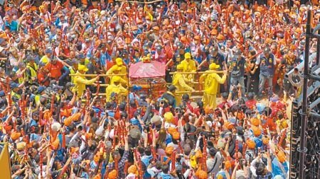 白沙屯媽祖神轎23日循傳統犁轎儀式三進三退,衝進朝天宮廟大殿安座。(周麗蘭攝)