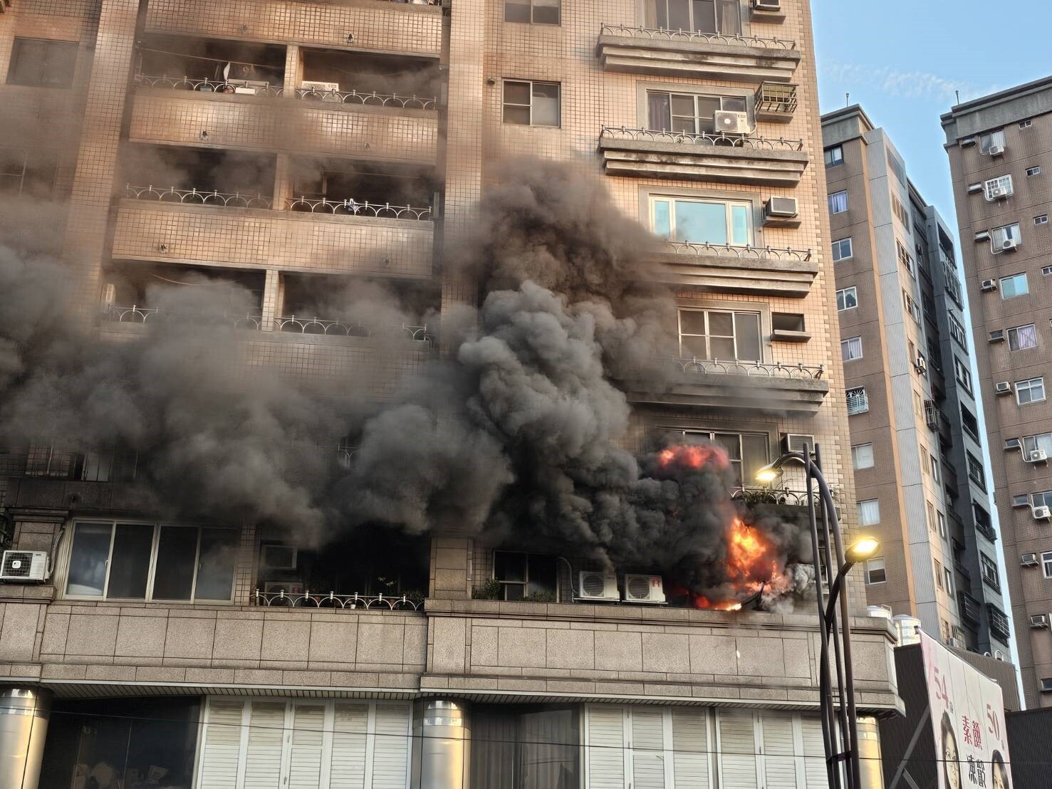 豐原區一棟住宅大樓今天傍晚大火，消防隊員到場搶救，近百名住戶都逃生。記者游振昇／攝影 