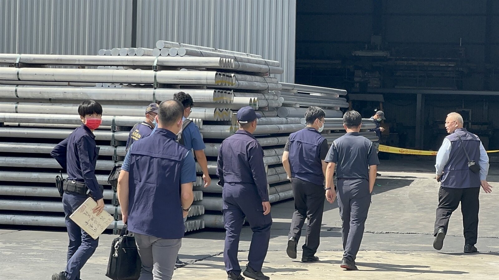 高雄檢警昨天下午2時5分許勘驗佳豐鋁業爆炸現場，檢方晚上複訊負責人莊黃月美後，諭令以100萬元交保。記者古和純／攝影 